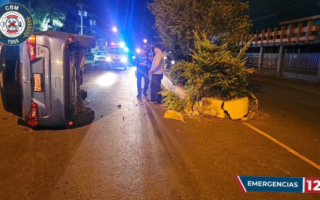 Volcadura Espectacular en Zona 13: Vehículo Queda Ruedas Arriba en Arteria Capitalina Sin Heridos