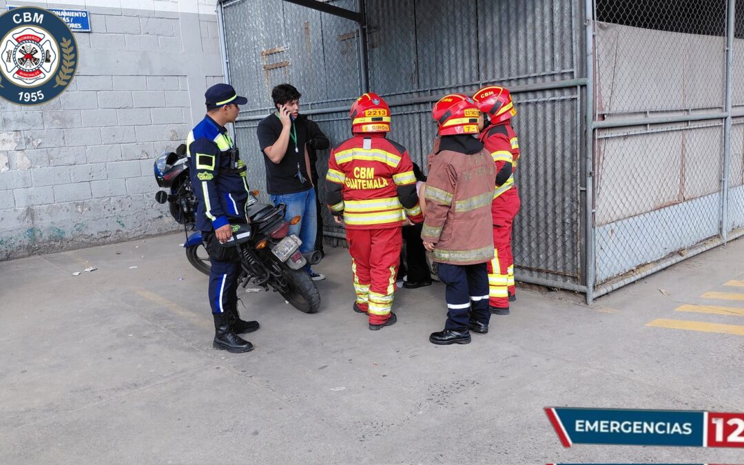 Colisión Matutina en Arteria Industrial: Camión Pesado Embiste Vehículo Particular y Envía Mujer al Hospital en Zona 12