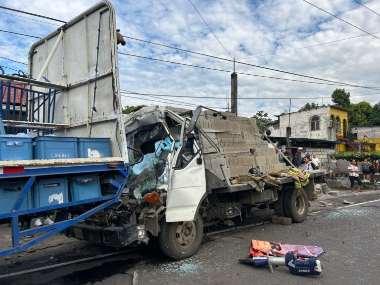 Tragedia en las Curvas de Cerro Colorado: Colisión de Camiones Cobra Dos Vidas y Deja Herido Grave en Ruta Mortal de Escuintla