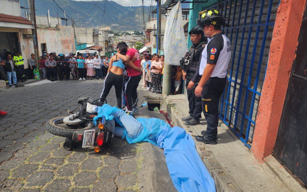 Emboscada Letal en las Sombras de Amatitlán: Dos Jóvenes Caen Acribillados en Motocicleta Bajo Ataque Armado