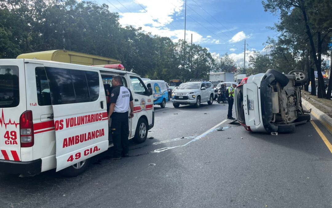 Volcadura en el Periférico: Mujer de 50 Años en Estado Delicado Tras Accidente Vehicular en Zona 7
