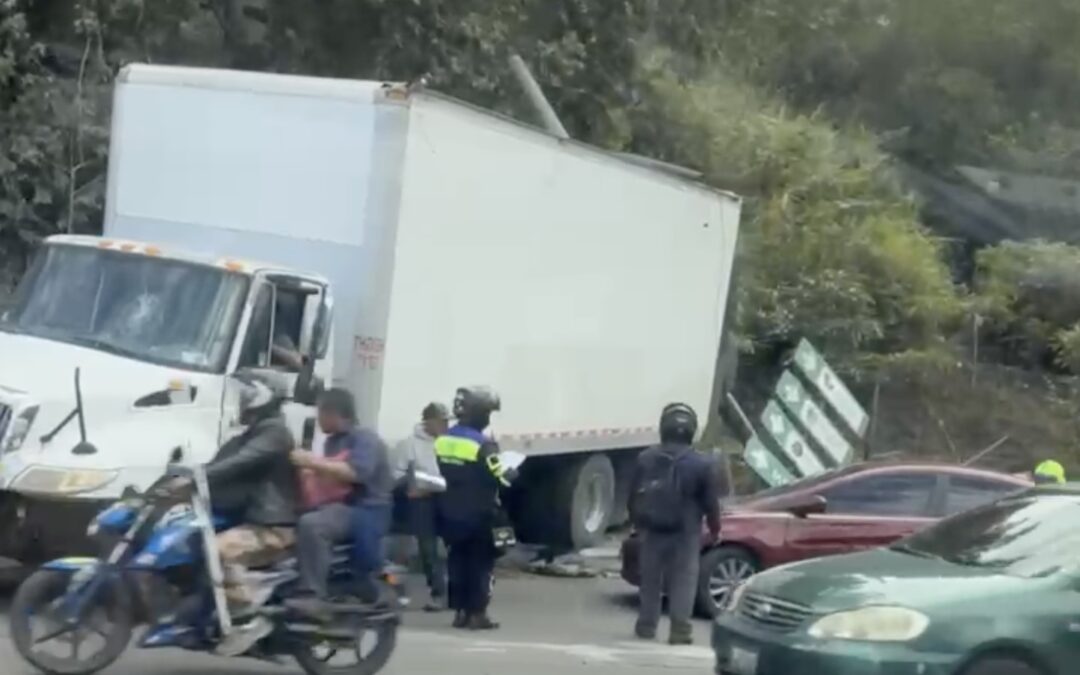 Caos Vial en la Capital: Camión Derriba Poste en Calzada La Paz y Paraliza Tráfico Hacia Zonas 17 y 18