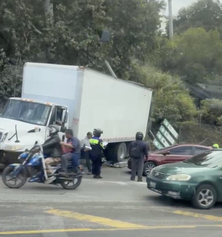 Caos Vial en la Capital: Camión Derriba Poste en Calzada La Paz y Paraliza Tráfico Hacia Zonas 17 y 18