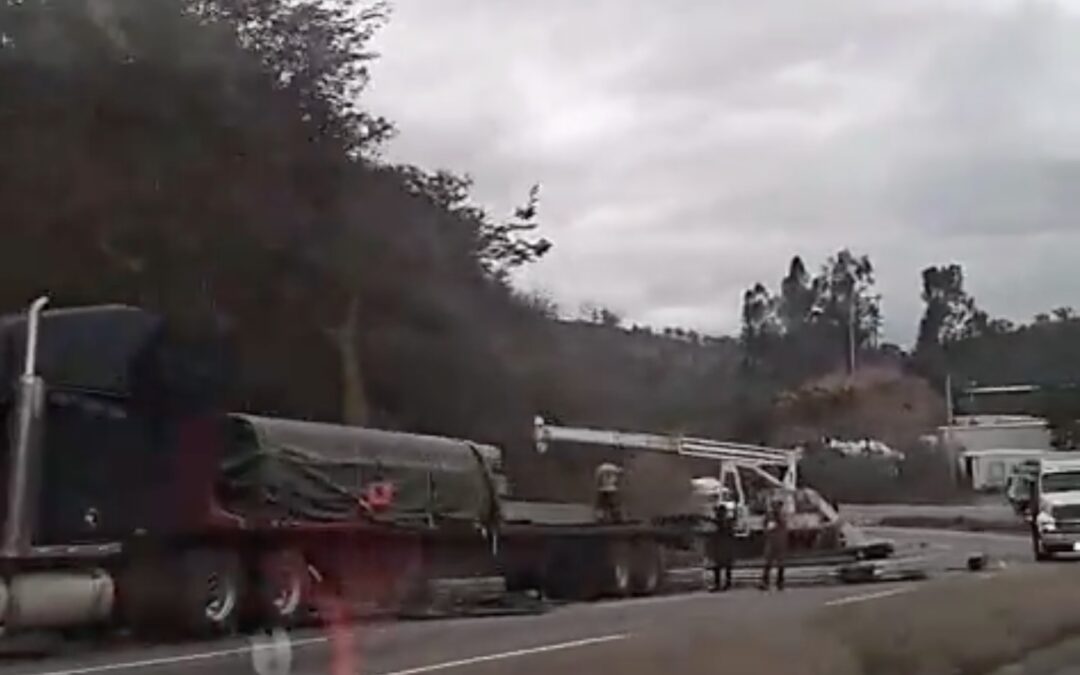 Caos Recurrente en las Curvas de la Muerte: Tráiler Desparrama Carga y Paraliza la Ruta al Atlántico en El Progreso