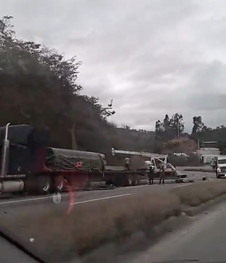 Caos Recurrente en las Curvas de la Muerte: Tráiler Desparrama Carga y Paraliza la Ruta al Atlántico en El Progreso
