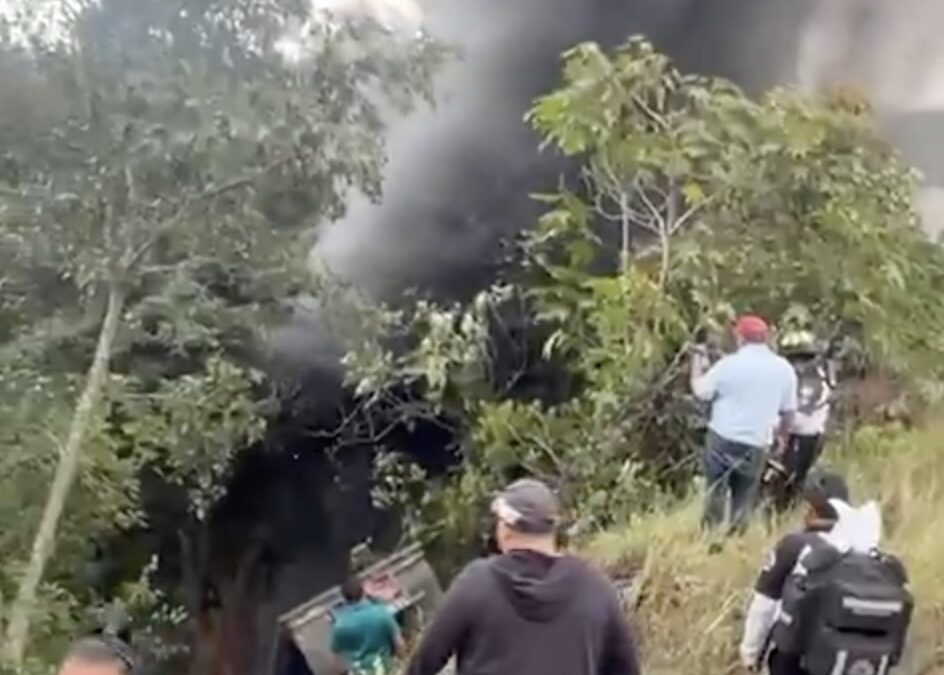 Tragedia en las Profundidades: Tráiler Descontrolado Cae al Abismo y se Incendia en Ruta Interamericana, Cobrando Vida del Piloto