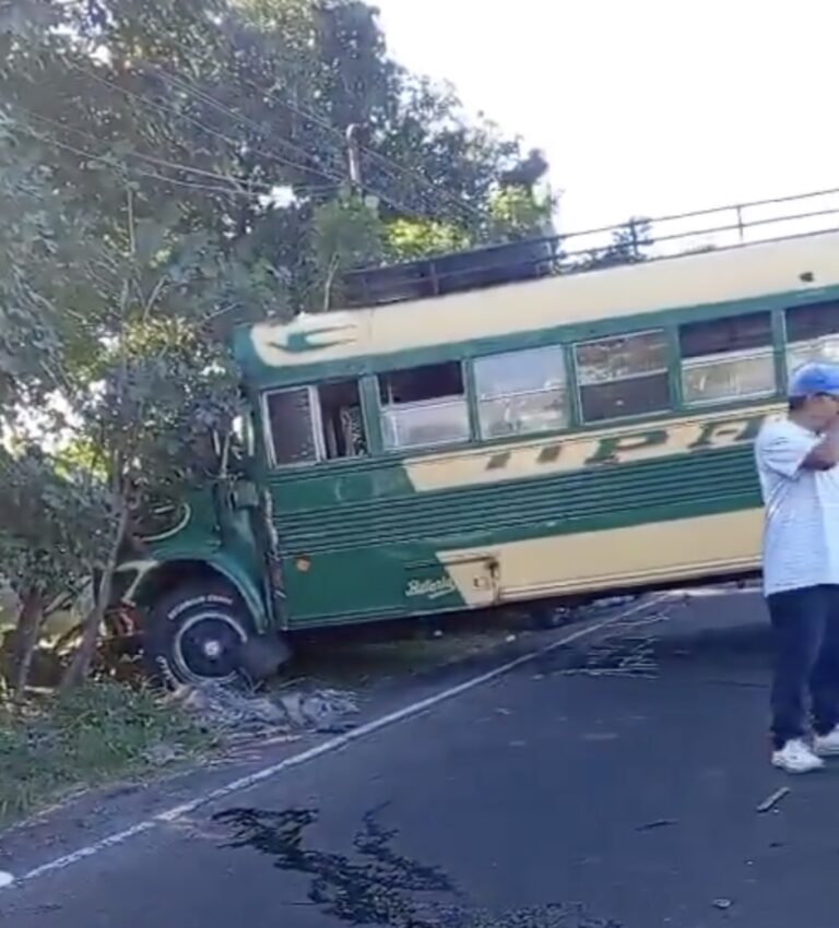 Accidente de Autobús en Ruta CA-2: Colisión Múltiple en Escuintla