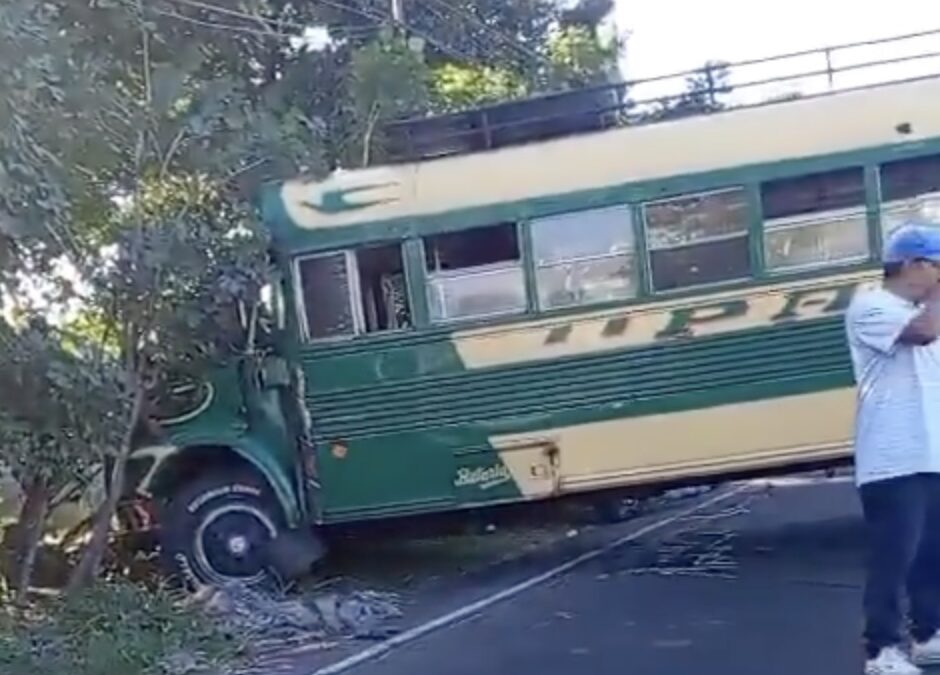 Accidente de Autobús en Ruta CA-2: Colisión Múltiple en Escuintla