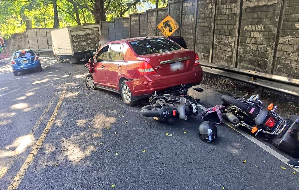 Choque Multiple en Arteria Vial: Dos Motos, Auto y Camión Desatan Caos y Heridos en Tramo Peligroso de Guatemala