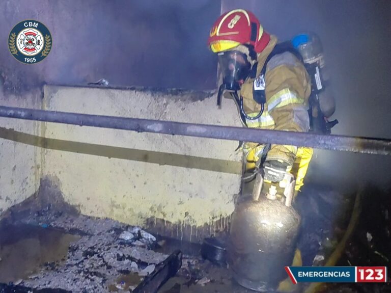 Infierno Matutino en Mixco: Voraz Incendio Devora Vivienda en Colonia Primero de Julio y Deja Pérdidas por Q40 Mil