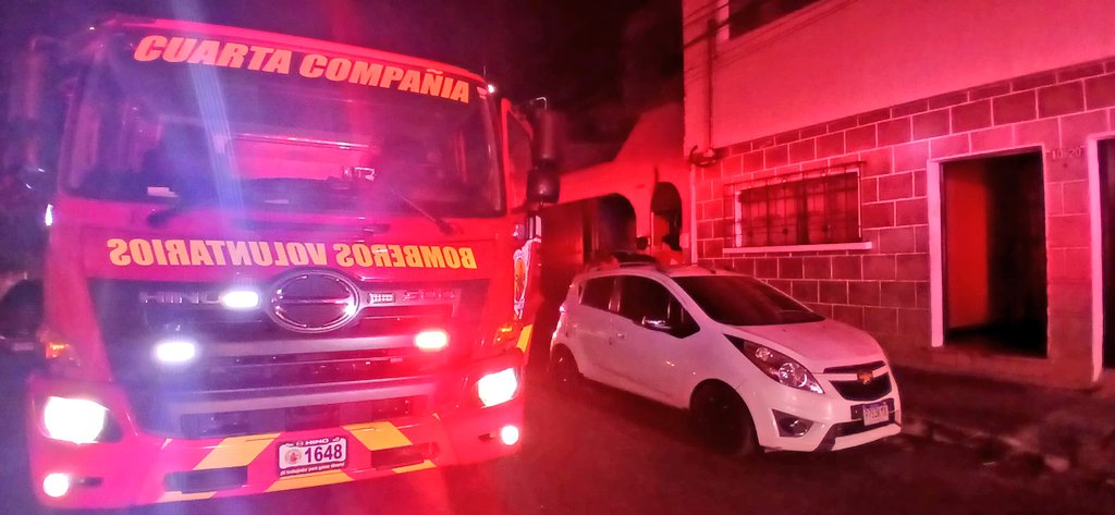 Llamas Devoradoras en la Madrugada: Hombre Rescatado con Quemaduras Graves de Incendio en Apartamento de Zona 2