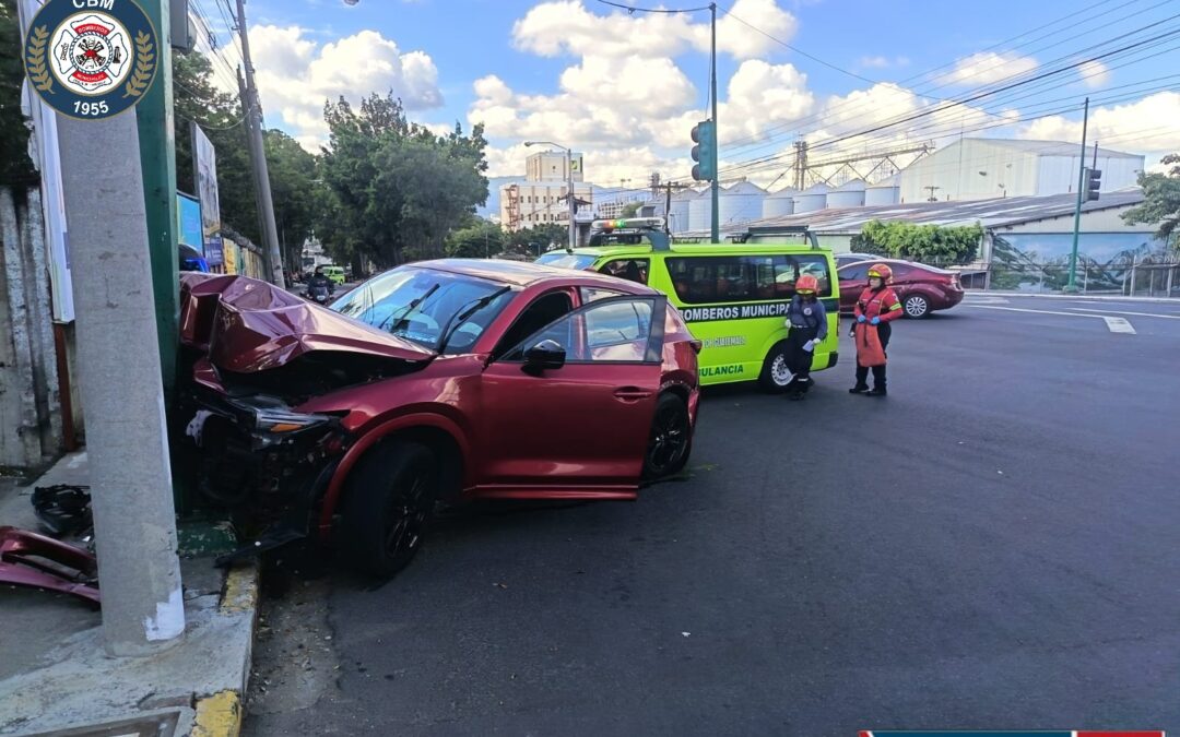 Volcadura Espectacular en Arteria Capitalina: Vehículo se Estrella Contra Poste en Calzada Atanasio Tzul Sin Heridos Graves