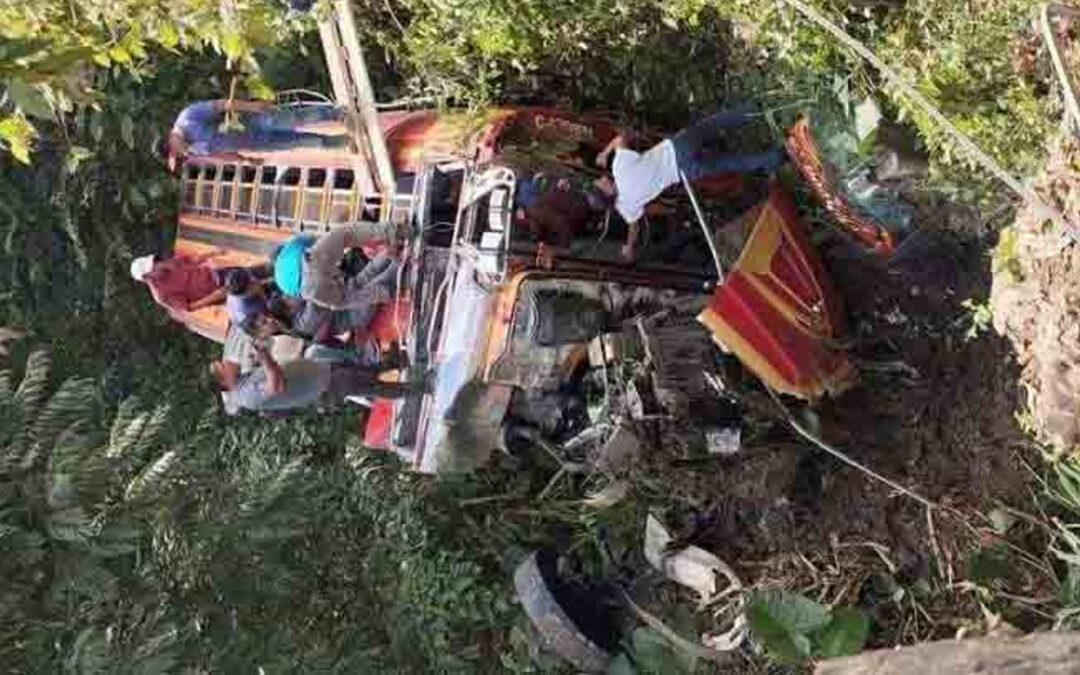 Terror en las Curvas: Autobús Vuelca Tras Brutal Colisión en Huehuetenango y Deja Heridos Graves en Precipicio