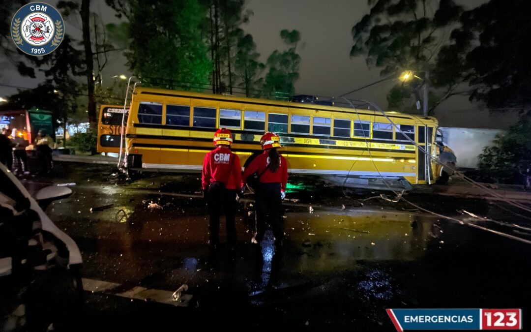 Caos Vial en Carretera a El Salvador: Bus Pierde Control Tras Choque con Tráiler y Provoca Múltiples Impactos