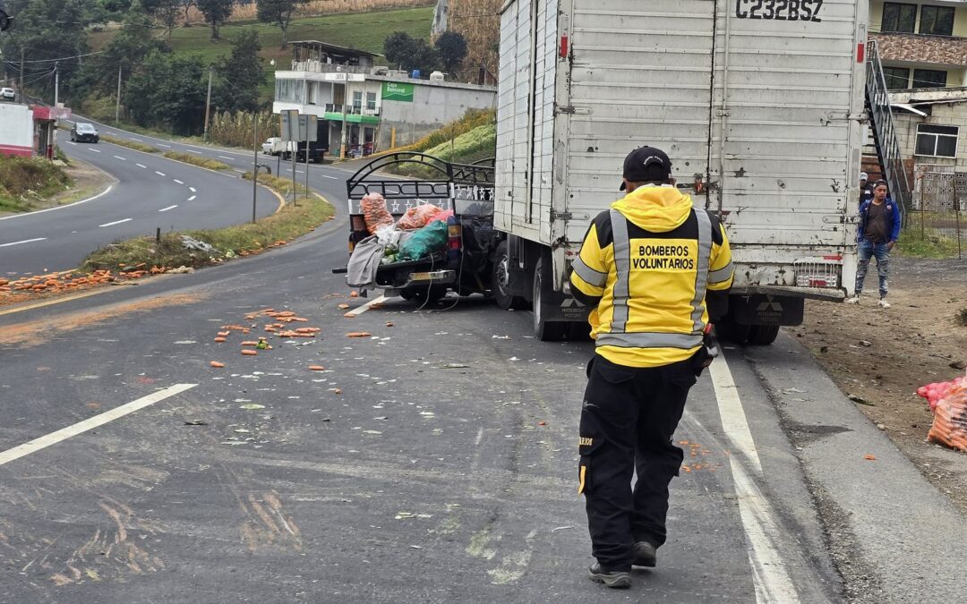 Impacto Brutal en la Interamericana: Camión Arrasa Pickup y Deja Mujer al Borde del Colapso en Tramo Mortal