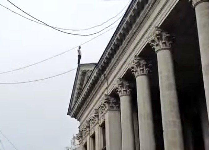 Drama en las Alturas: Hombre en Crisis Desciende de Edificio Municipal en Quetzaltenango Tras Negociación Tensa