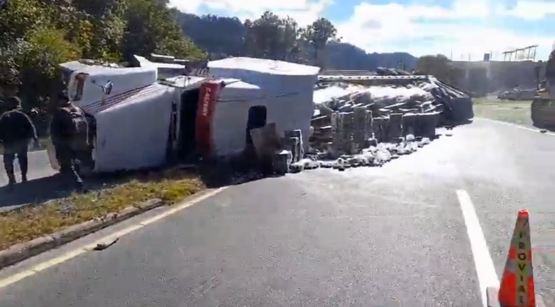 Infierno Rodante en las Curvas de Sololá: Tráiler Descontrolado Bloquea Ruta Interamericana y Desata Caos Vial Masivo