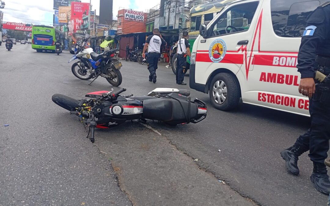 Ataque Armado en Plena Arteria Vial: Motorista Sobrevive a Balazos en Calzada Roosevelt Mientras Transitaba