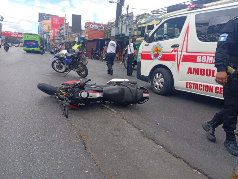 Ataque Armado en Plena Arteria Vial: Motorista Sobrevive a Balazos en Calzada Roosevelt Mientras Transitaba