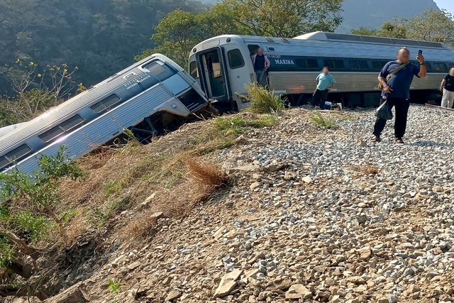 Descarrilamiento de tren en Oaxaca deja al menos 13 muertos y decenas de heridos