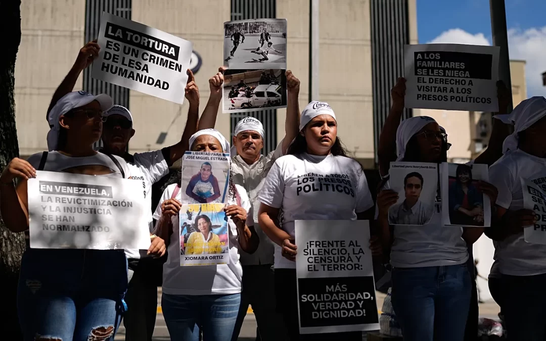 Venezuela libera a decenas de presos políticos en gesto navideño en medio de presión internacional