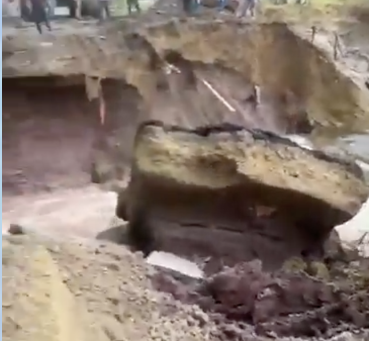 Colapso de Carretera Interrumpe Conexión entre Izabal y Petén