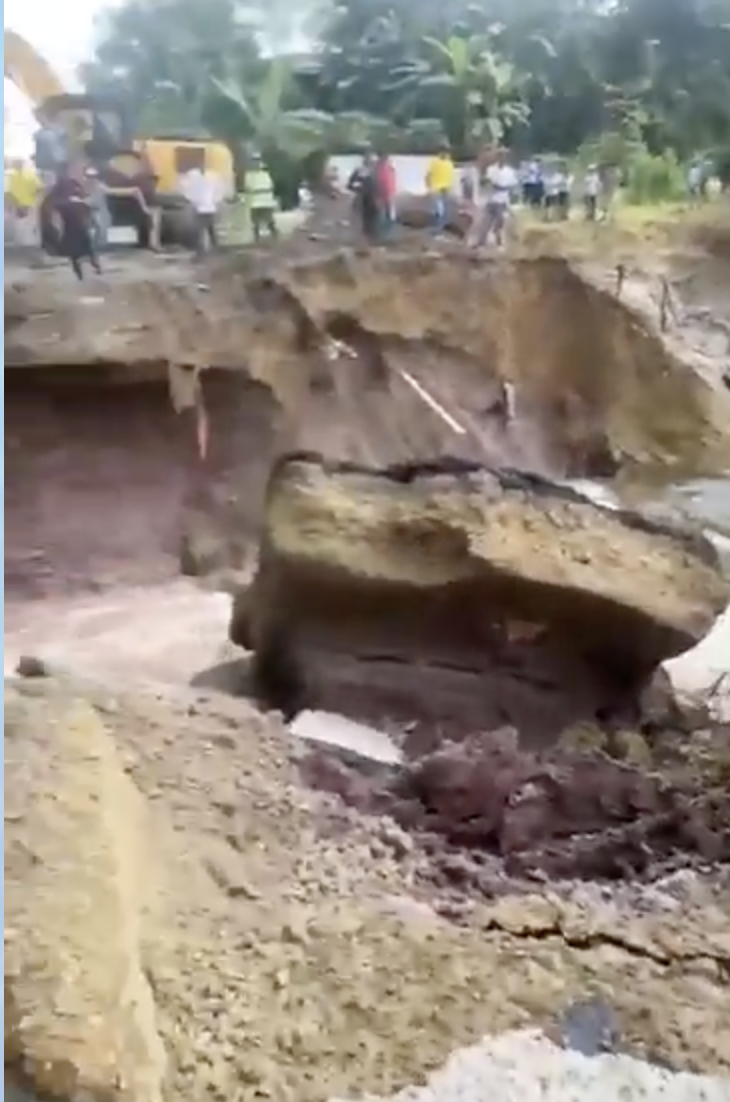 Colapso de Carretera Interrumpe Conexión entre Izabal y Petén