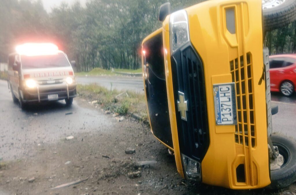 Vuelco de Microbús en la Vuelta del Diablo Provoca Atención Médica al Conductor