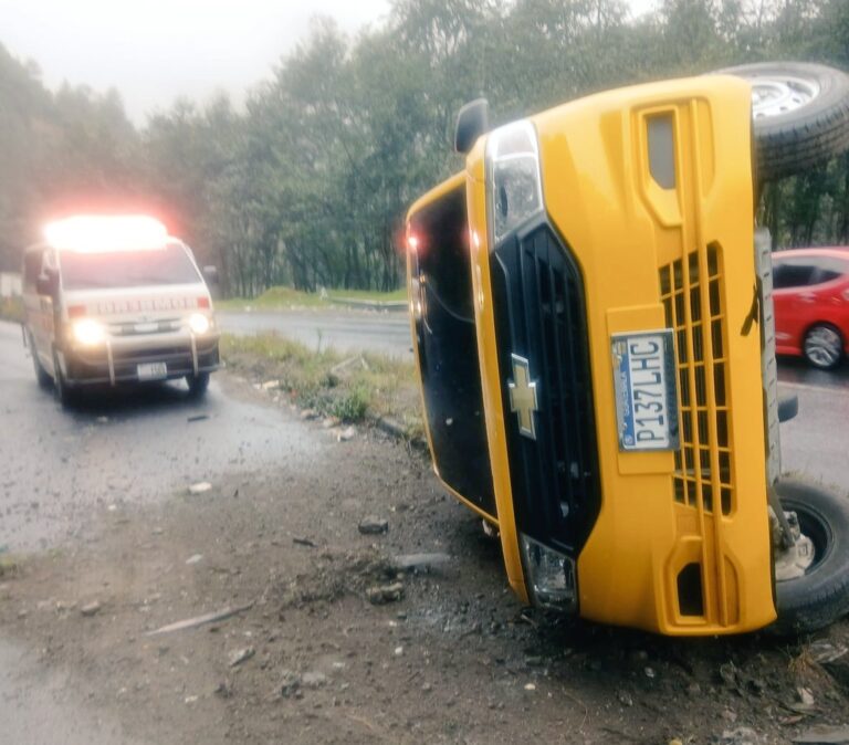Vuelco de Microbús en la Vuelta del Diablo Provoca Atención Médica al Conductor