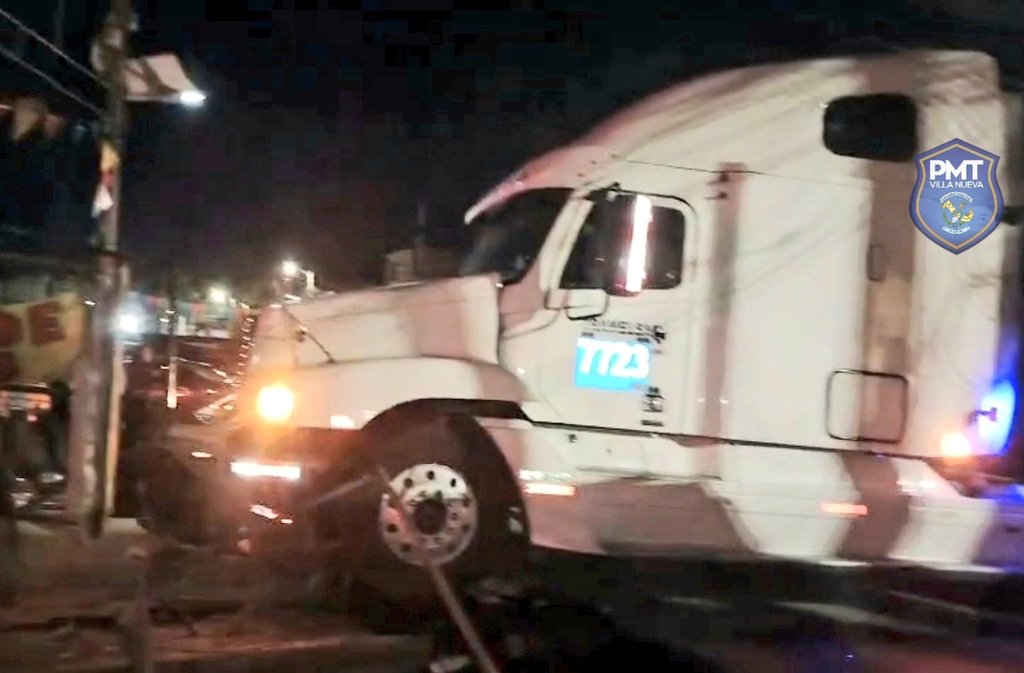 Colisión de Tráiler y Automóvil Provoca Daños en Villa Nueva