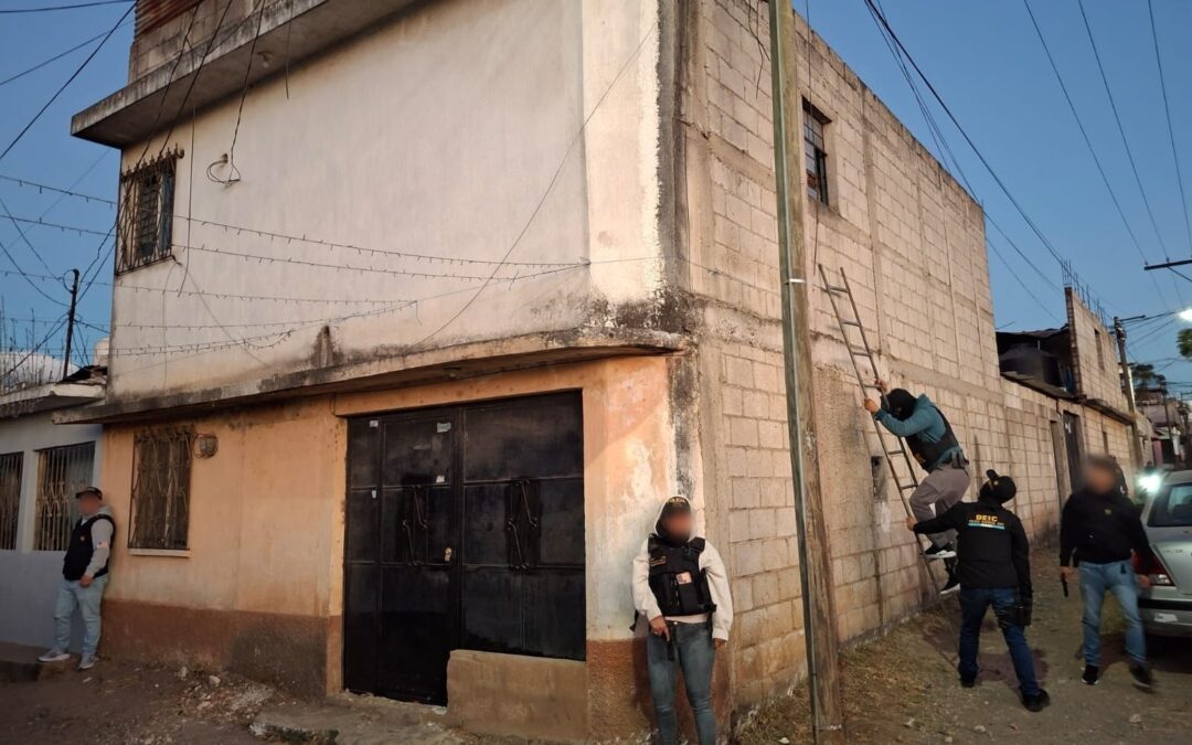 Allanamientos en Villa Nueva: Decomisan Armas y Pasamontañas en Investigación por Ataques a la PNC