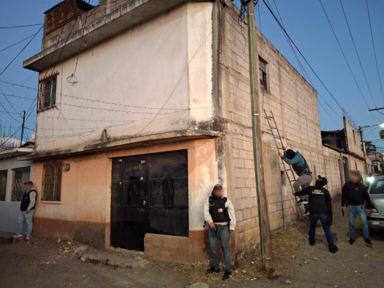 Allanamientos en Villa Nueva: Decomisan Armas y Pasamontañas en Investigación por Ataques a la PNC