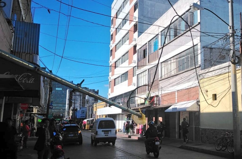 Caída de Poste y Cables Interrumpe Transmetro en Zona 1