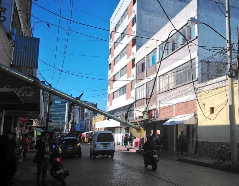 Caída de Poste y Cables Interrumpe Transmetro en Zona 1
