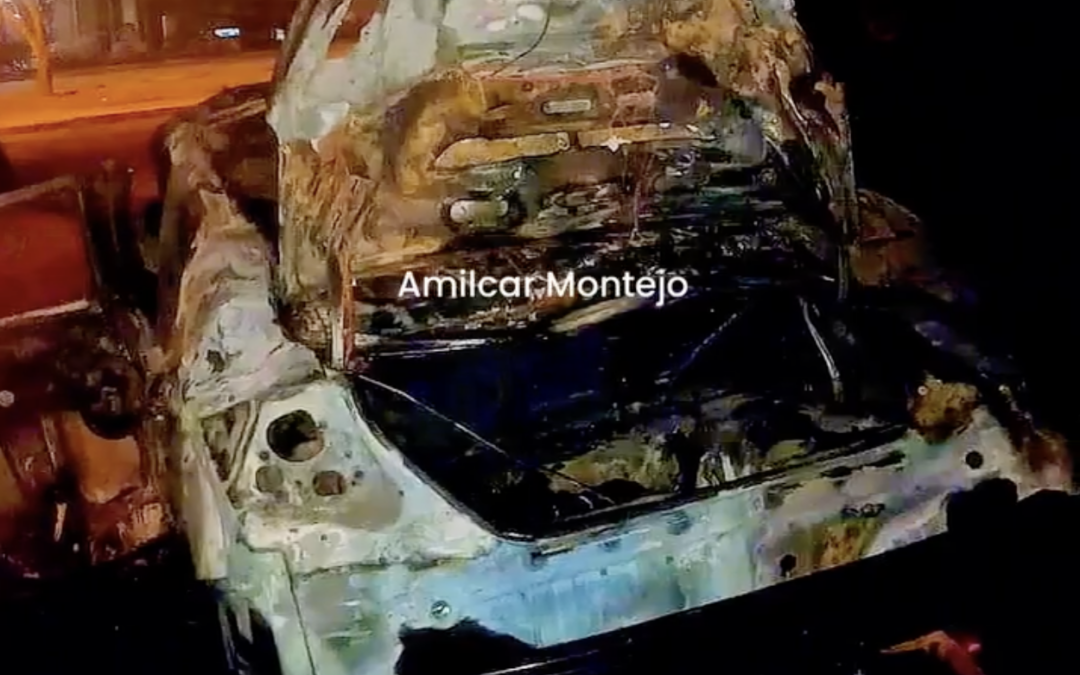 Vehículo Totalmente Quemado Localizado en Bulevar Vista Hermosa, Zona 15