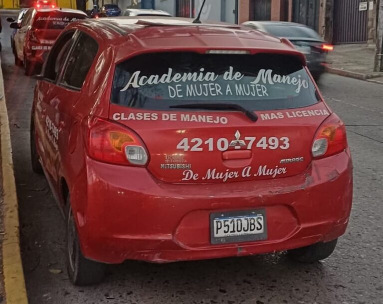 Captura Inesperada: Mujer Aprendía a Manejar, Atropella a Joven y Revela Orden por Estafa en Zona 9