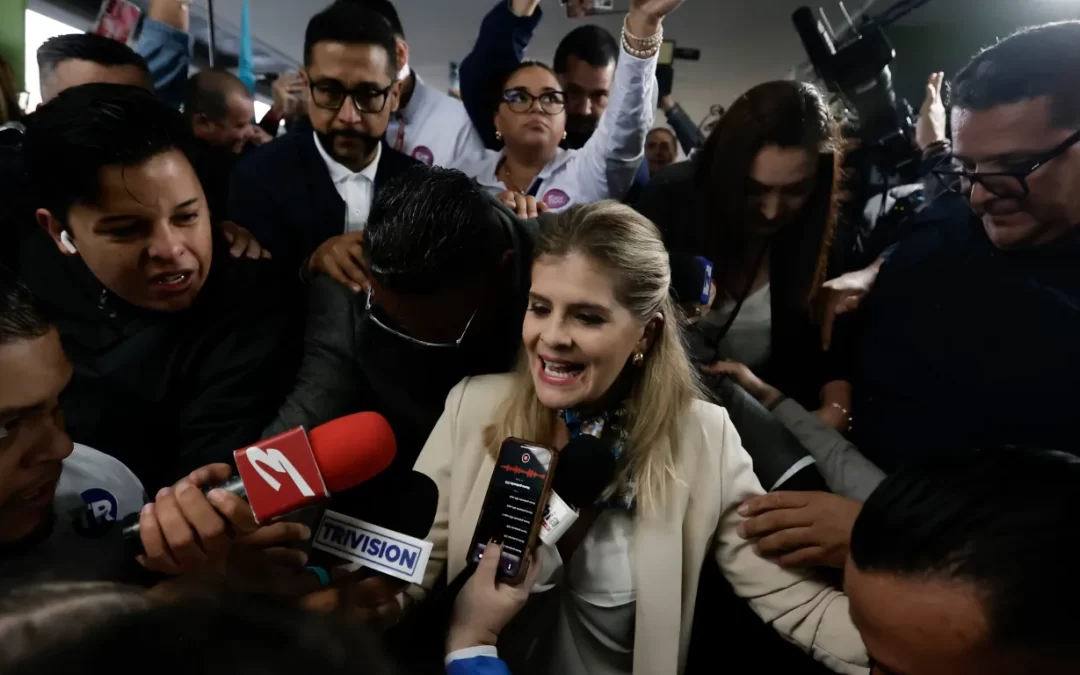 Oficialista Fernandez vota y llama a participar en la fiesta democratica de Costa Rica 99899802