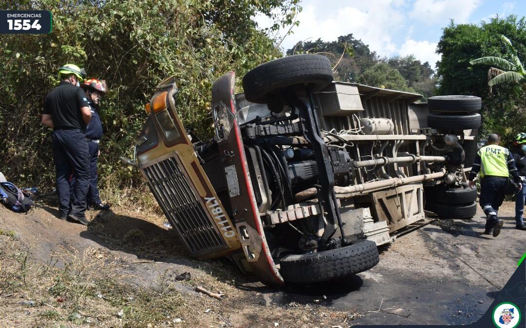 Tragedia Vial en Amatitlán: Vuelco de Bus Deja Tres Fallecidos y Decenas de Heridos en Laguna Seca