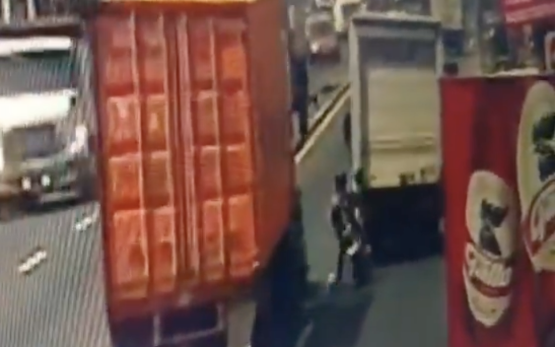 Tragedia en la Ruta al Pacífico: Motorista Aplastado por Tráiler Deja un Fallecido y Kilómetros de Tráfico en Amatitlán