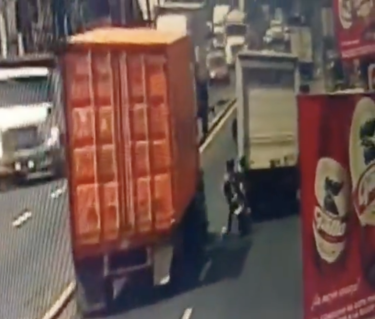 Tragedia en la Ruta al Pacífico: Motorista Aplastado por Tráiler Deja un Fallecido y Kilómetros de Tráfico en Amatitlán