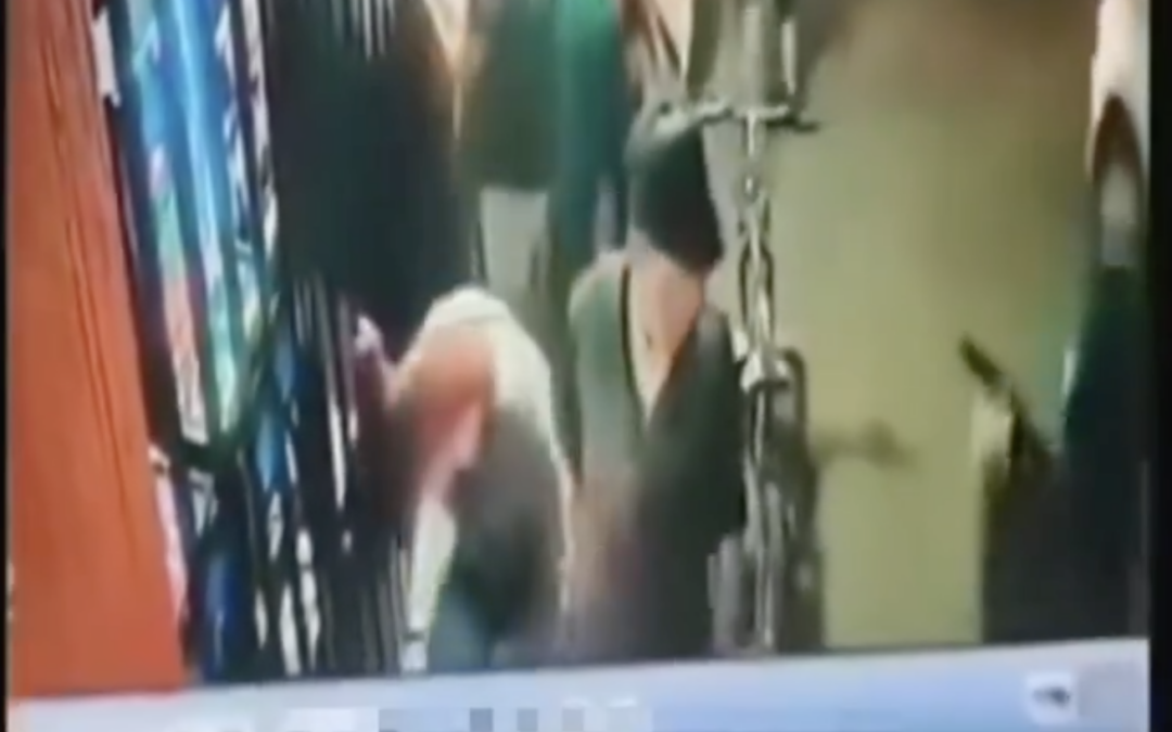 Sicariato Grabado en Video: Hombre Asesinado a Quemarropa Mientras Compraba en Tienda de La Brigada, Mixco