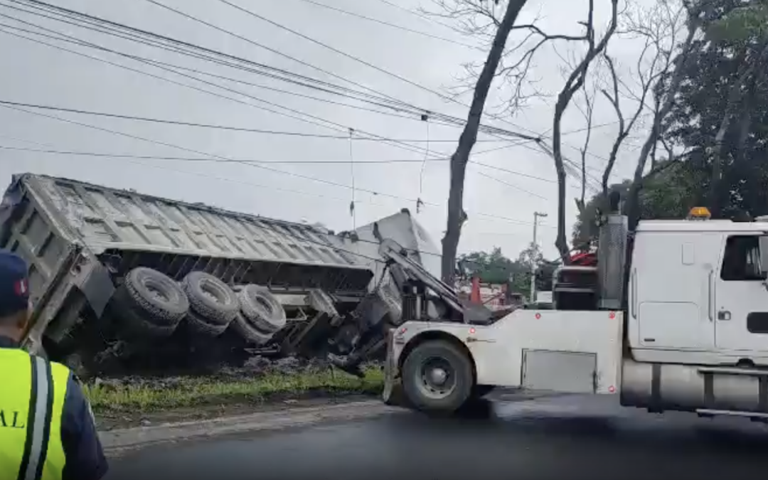 Cierre Total del Paso Sur en el Km 62 de la CA-9: Grúa Retira Tráiler Tras Percance Vial en Escuintla