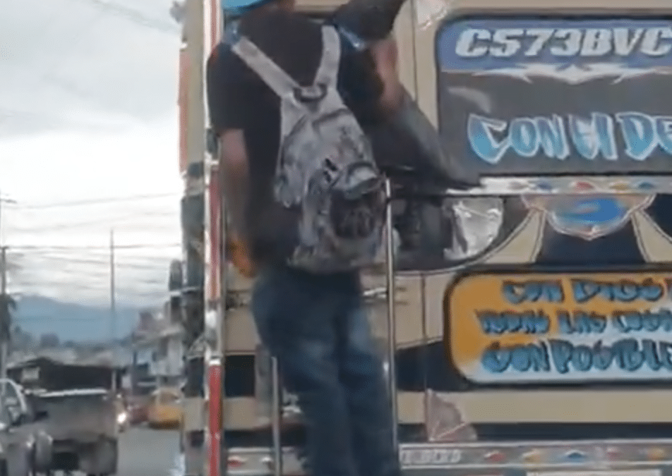 Captan en Video a Hombre Orinando en Pleno Tránsito Capitalino; Un Acto que Expone la Degradación del Espacio Público y la Falta de Civismo