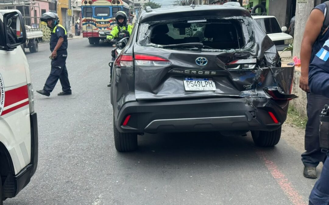 Colisión en Bulevar El Caminero, Zona 6 de Mixco: Tres Personas Atendidas por Crisis Nerviosa