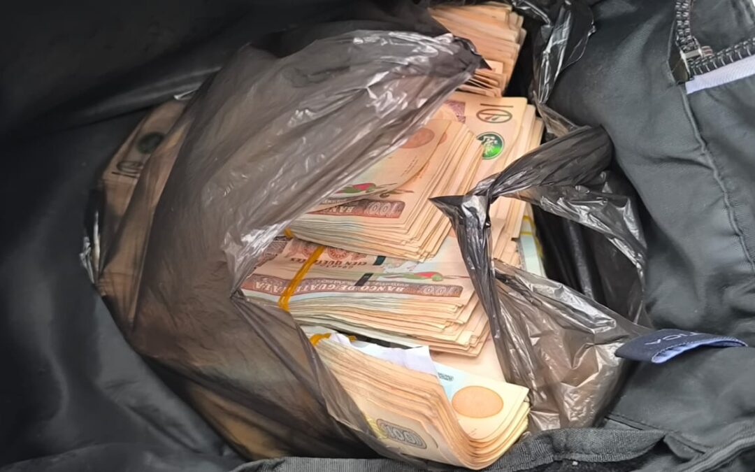 Dinero y Droga en Mochila: Detienen a Hombre con Q107 Mil y Marihuana en el Barrio El Gallito