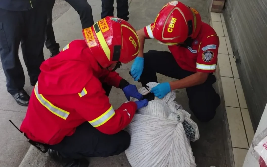 Abandonan Cadáver Envuelto en Sábanas en Bulevar Colinas de Minerva, Zona 11 de Mixco