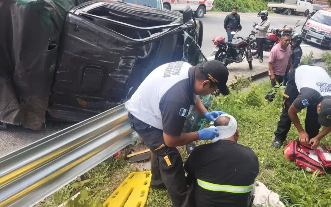 Camión Vuelca en la Bajada de Las Cañas, Antigua Guatemala: Una Persona Fallece y Tres Resultan Heridas